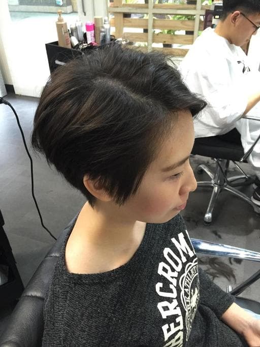 女生短髮、油頭、線條感
