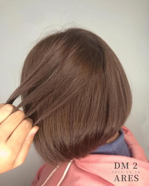 女生短髮、霧面質感、棕色系