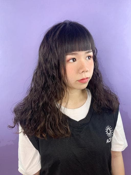 女生長髮、短瀏海、溫塑燙