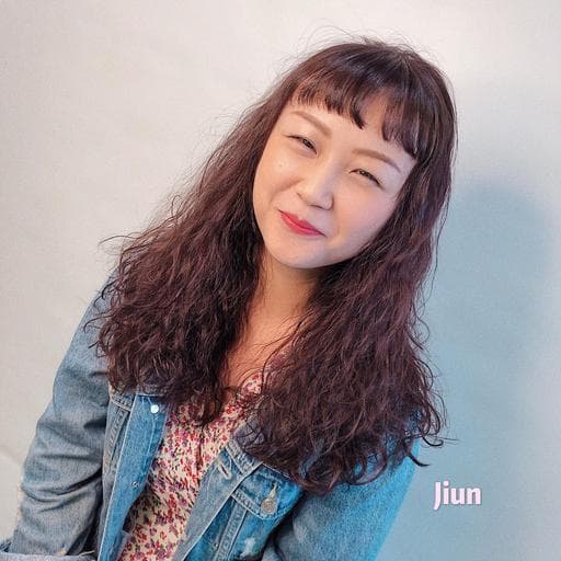 女生長髮、短瀏海、冷燙