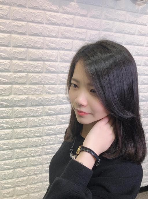 女生中長髮、燙卷、長瀏海
