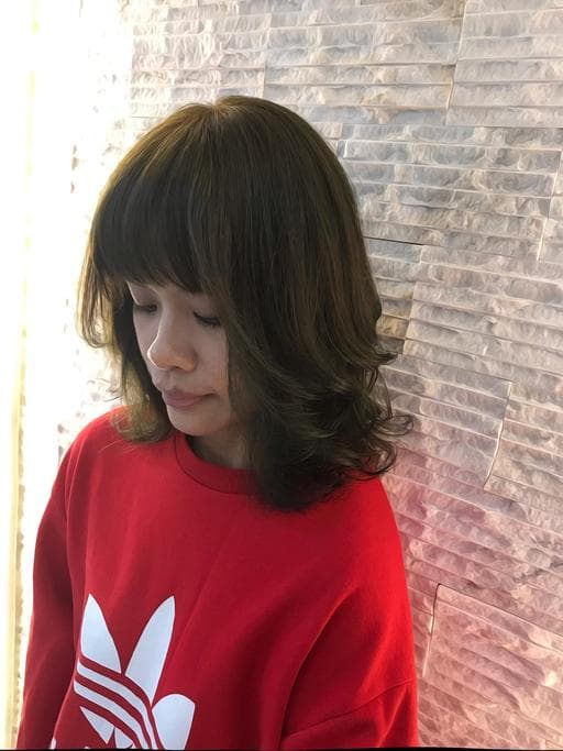 女生中長髮、女生染髮、手撥卷