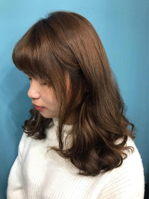 女生長髮、短瀏海、溫塑燙