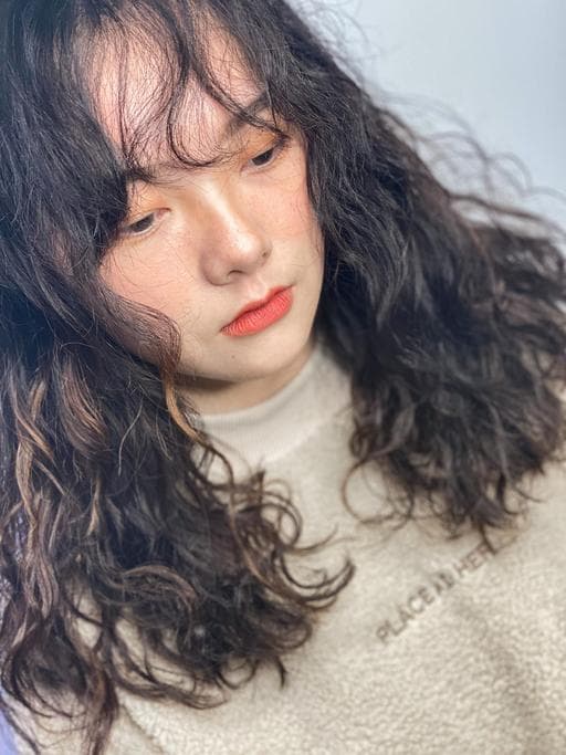 女生中長髮、短瀏海、女生燙髮