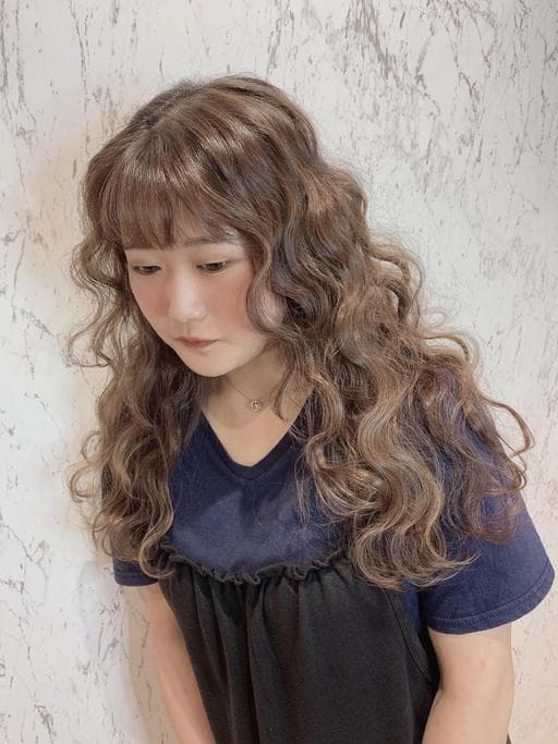女生長髮、短瀏海、嬉皮卷