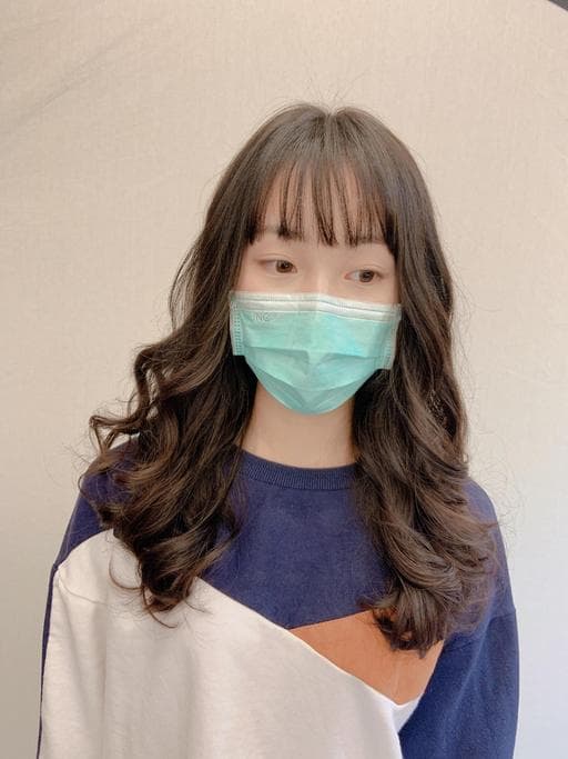 女生長髮、短瀏海、溫塑燙