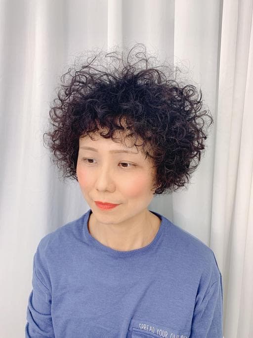 女生短髮、冷萃咖啡髮色、女生燙髮