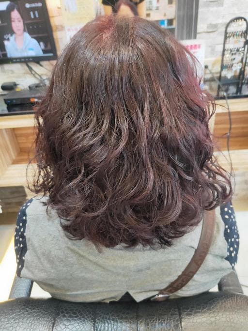 女生中長髮、紅色系髮色、莓果色