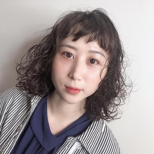 女生中長髮、短瀏海、溫塑燙