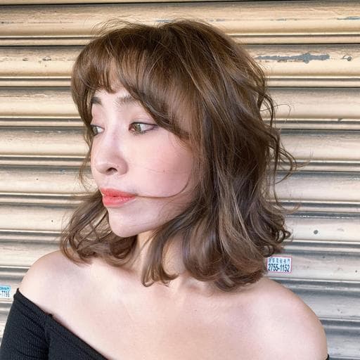 女生中長髮、漂色、短瀏海