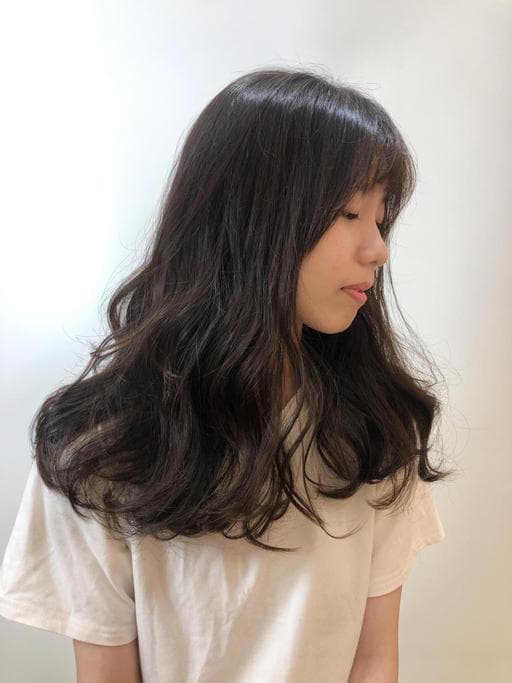 女生長髮、短瀏海、溫塑燙