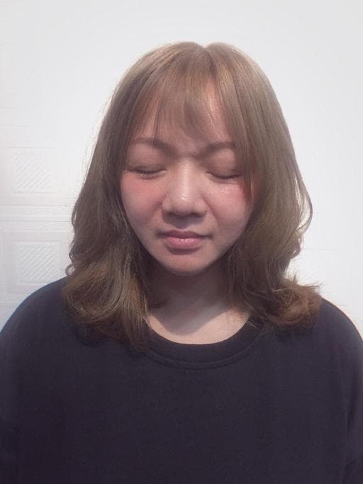 女生中長髮、漂色、短瀏海