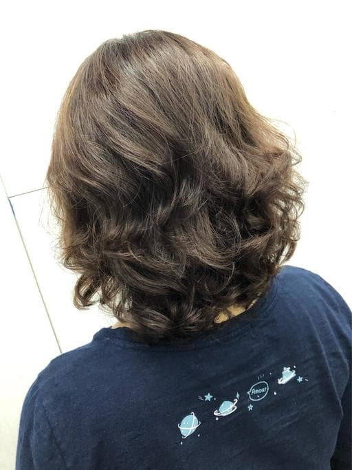 女生中長髮、女生染髮、冷萃咖啡髮色