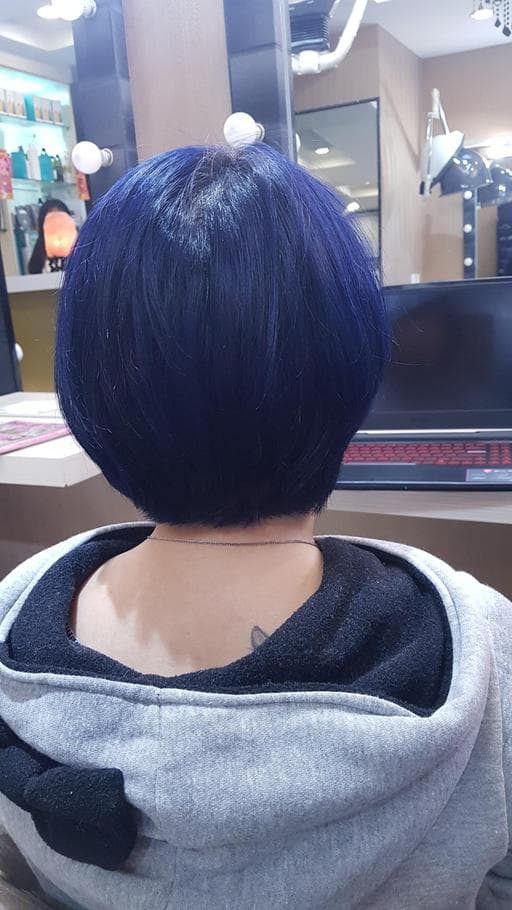 女生短髮、漂色、藍黑色