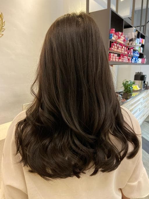 女生長髮、台中剪髮、布朗尼髮色
