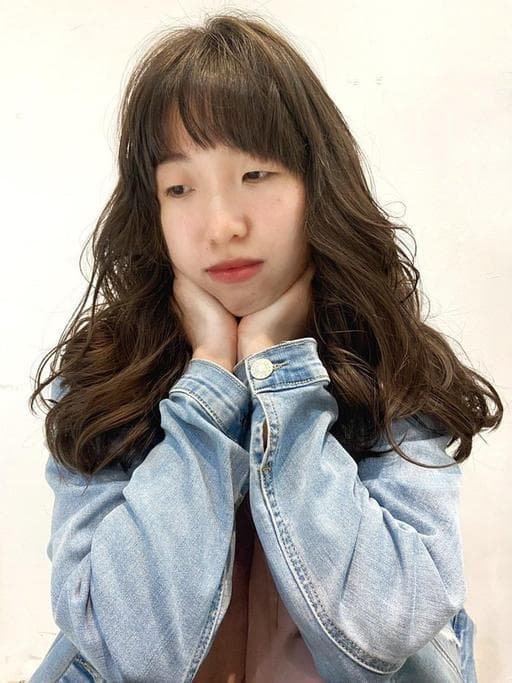 女生中長髮、短瀏海、溫塑燙