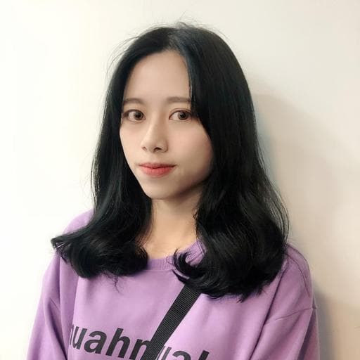 女生中長髮、微捲、長瀏海