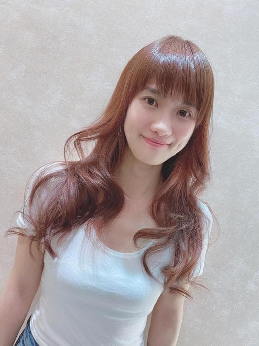 女生長髮、手撥卷、玫瑰砂晶色系