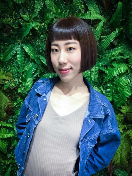 女生短髮、棕色系、冷色調