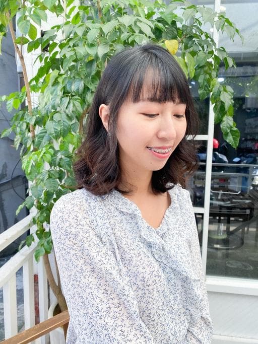 女生中長髮、短瀏海、溫塑燙