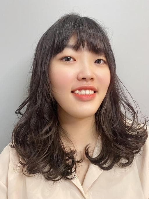 女生中長髮、燙卷、手撥卷