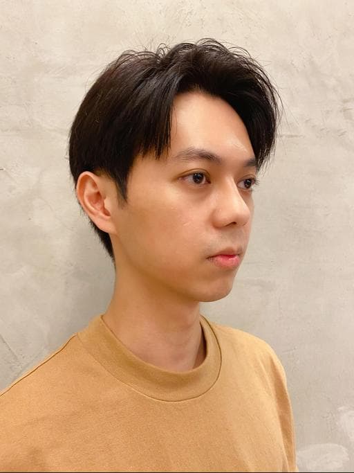 男生短髮、粗硬髮、三角臉