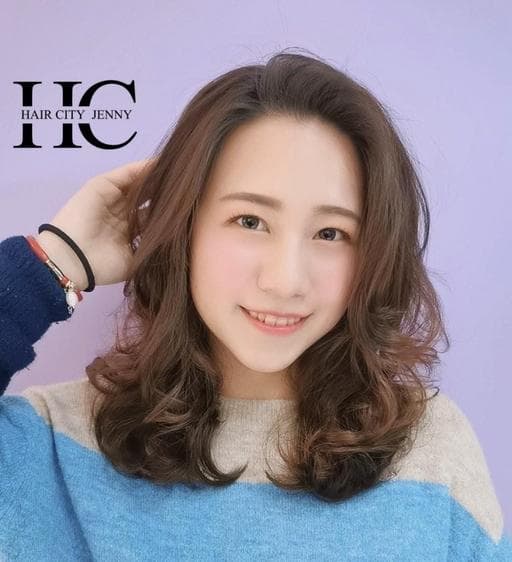 女生中長髮、燙卷、長瀏海