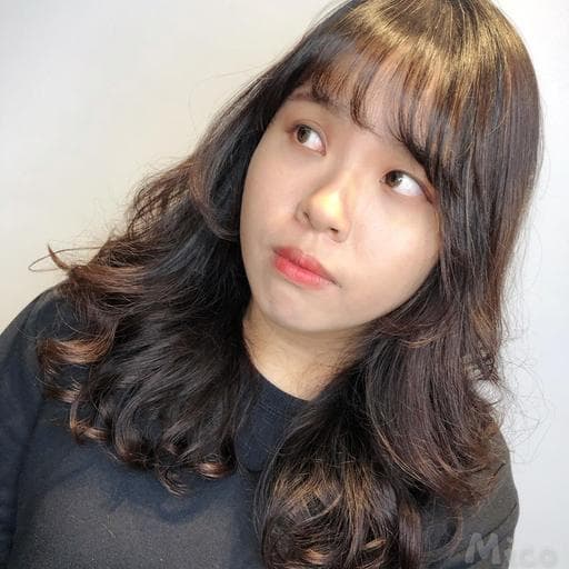 女生長髮、手撥卷、短瀏海