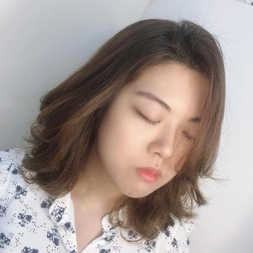 女生中長髮、燙卷、長瀏海