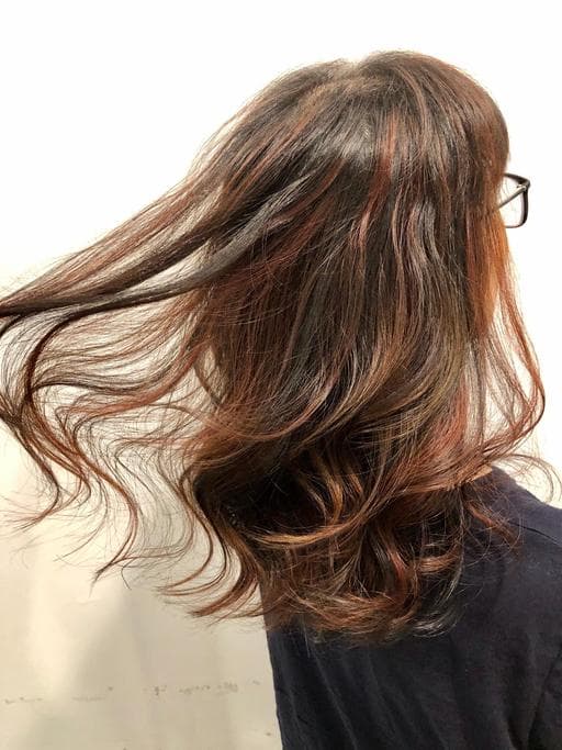 女生染髮、短瀏海、挑染