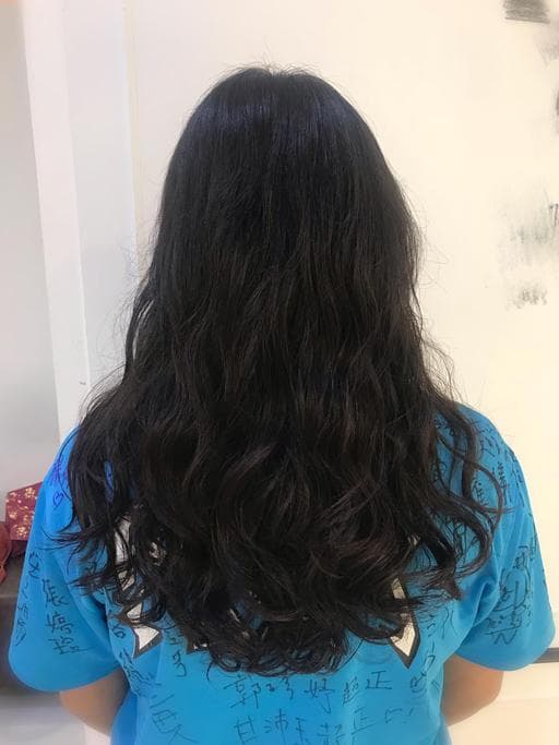 女生長髮、短瀏海、溫塑燙