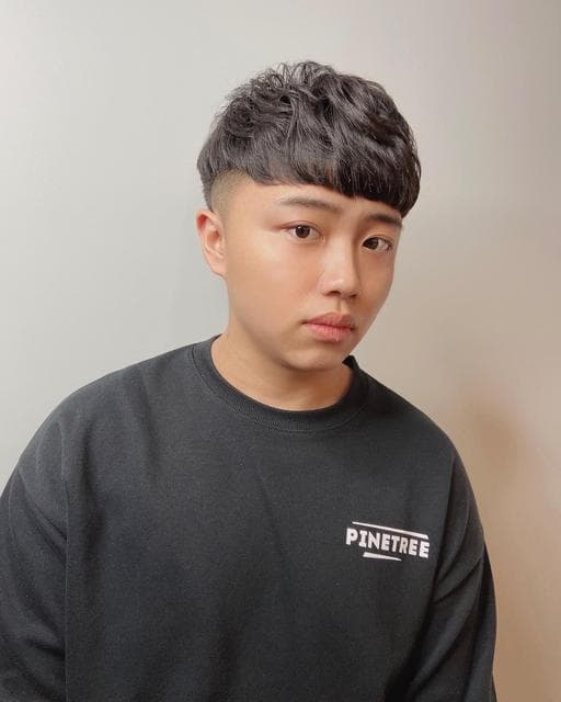 男生短髮、黑色