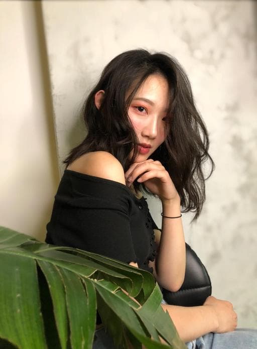 女生中長髮、燙卷、長瀏海