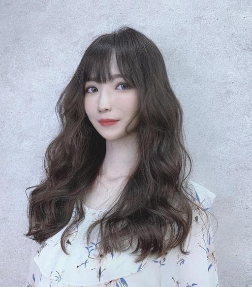 女生長髮、短瀏海、溫塑燙