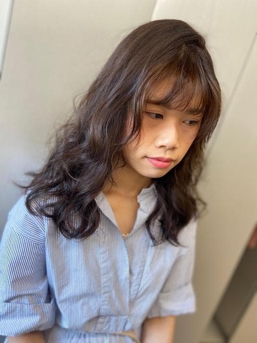 女生中長髮、短瀏海、女生染髮
