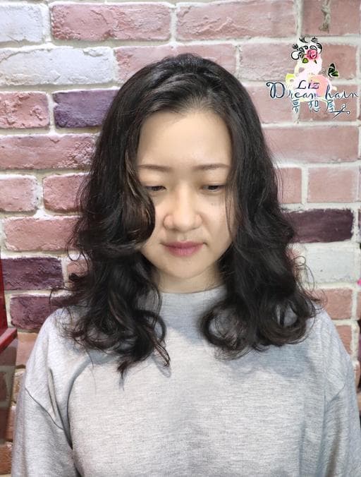 女生中長髮、燙卷、長瀏海