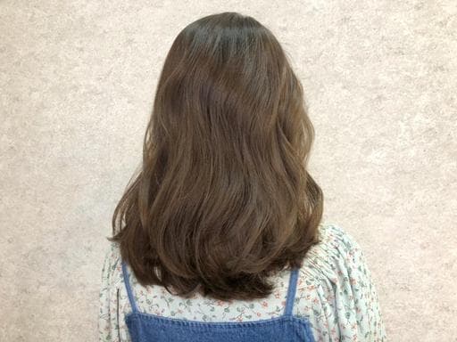 女生中長髮、奶茶色調、霧面質感
