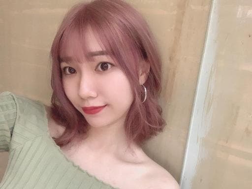 女生中長髮、短瀏海、漂色