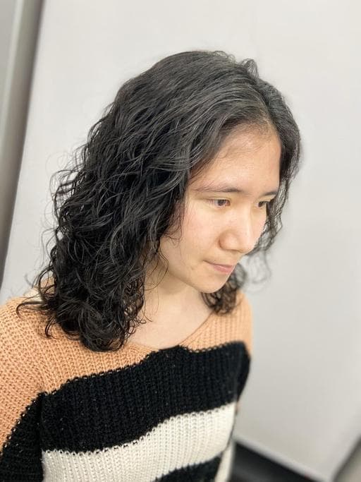 女生中長髮、燙卷、手撥卷