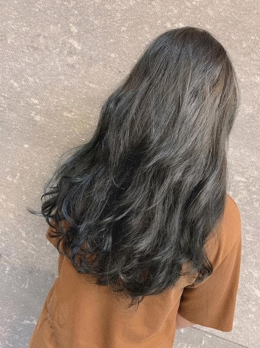 長瀏海、女生染燙、灰色系