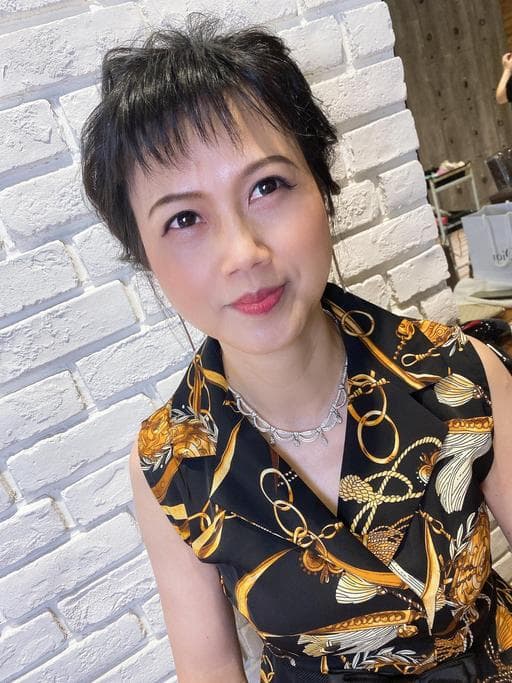 女生中長髮、短瀏海、電棒造型