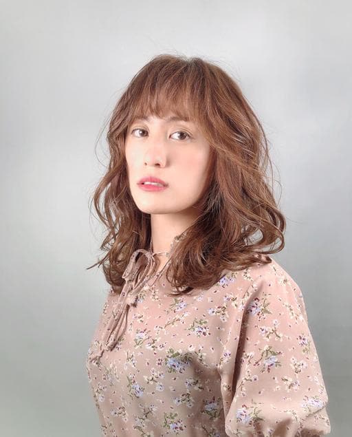 奶茶色調、女生長髮、奶茶色