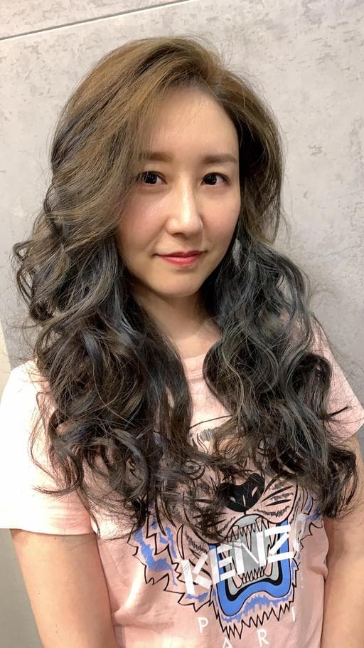 女生長髮、冷萃咖啡髮色