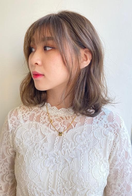 女生中長髮、冷萃咖啡髮色