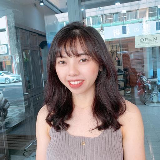 女生長髮、布朗尼髮色