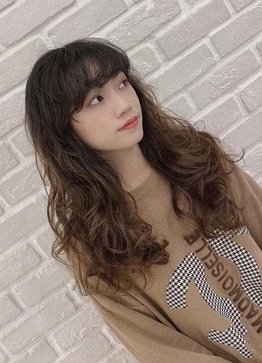 女生長髮、短瀏海、溫塑燙