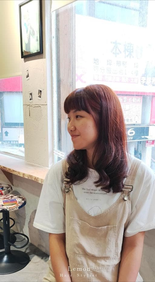女生中長髮、短瀏海、電棒造型