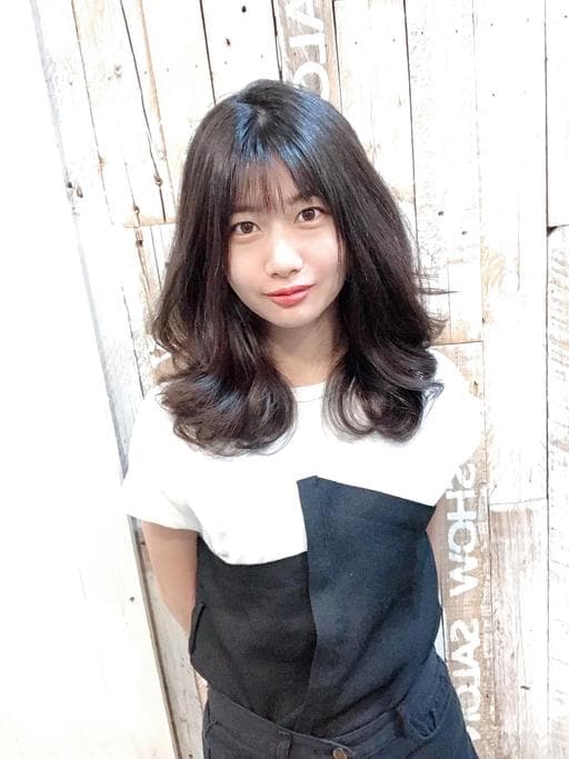 短瀏海、女生中長髮、手撥卷