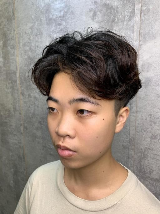 女生短髮、男生卷髮、短瀏海