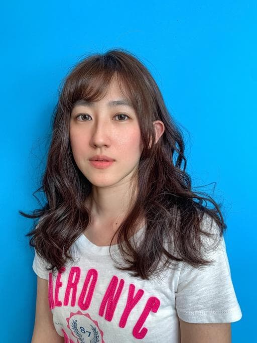 女生長髮、布朗尼髮色